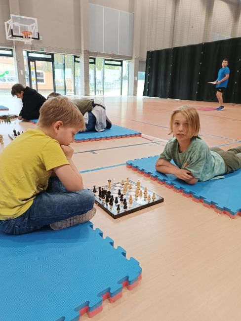 dwóch chłopców grających w szachy