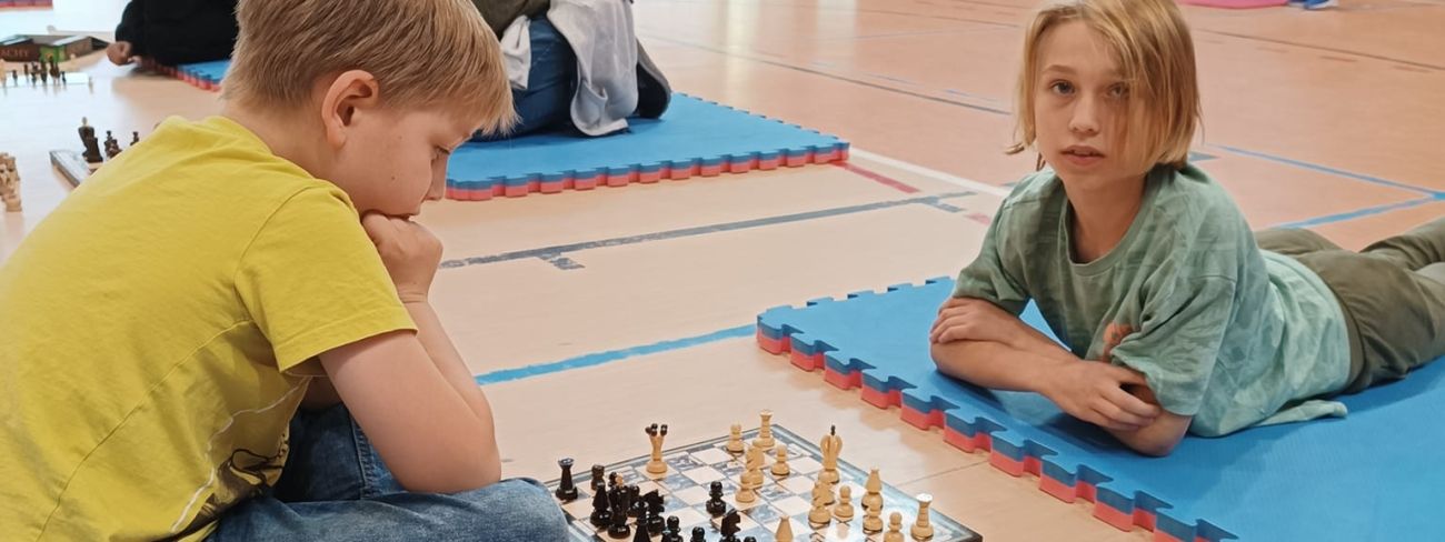 dwóch chłopców grających w szachy
